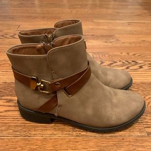 EUC Croft & Barrow Tan Booties w/ Brown/Gold Strap